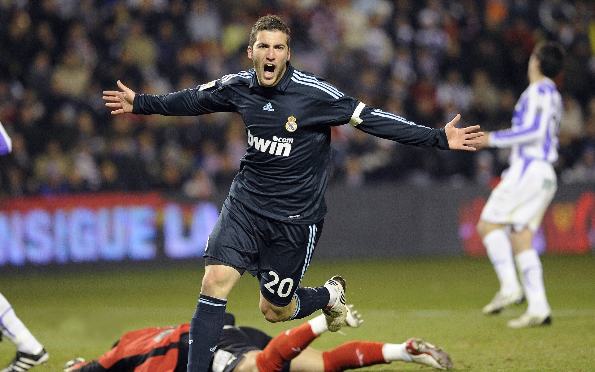 亚冠联赛战火再燃强队鏖战激烈，亚冠军联赛赛程