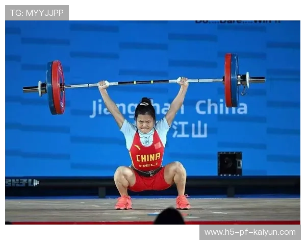 举重选手抓举动作一气呵成